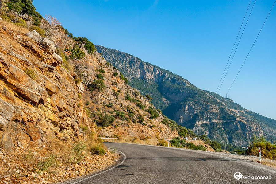 Oludeniz. Górska droga tuż za miastem. - foto: wnieznane.pl Oludeniz. Górska droga tuż za miastem. - foto: wnieznane.pl