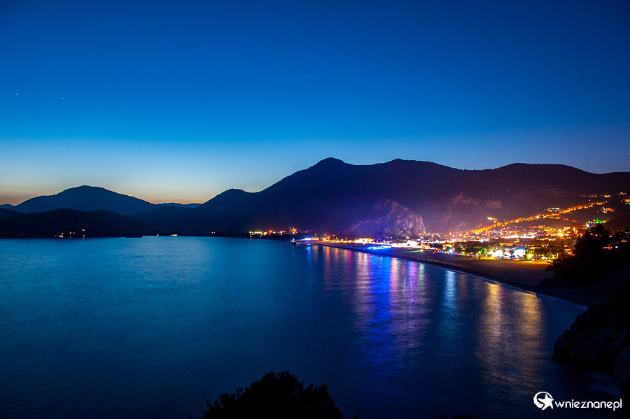Oludeniz. Miasto nocą. - foto: wnieznane.pl Oludeniz. Miasto nocą. - foto: wnieznane.pl