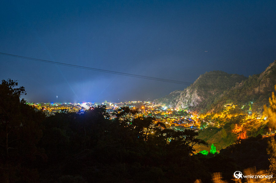 Oludeniz. Miasto nocą. - foto: wnieznane.pl Oludeniz. Miasto nocą. - foto: wnieznane.pl