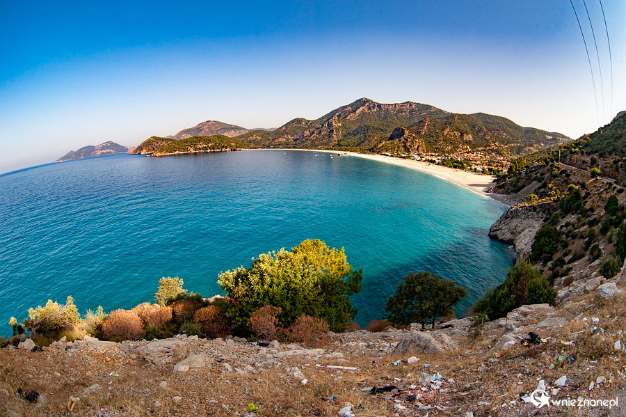 Oludeniz. Plaża publiczna i okoliczne wzgórza. - foto: wnieznane.pl Oludeniz. Plaża publiczna i okoliczne wzgórza. - foto: wnieznane.pl
