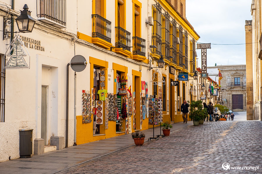 Kordoba. Sklepy z pamiątkami w centrum miasta. - foto: wnieznane.pl Kordoba. Sklepy z pamiątkami w centrum miasta. - foto: wnieznane.pl