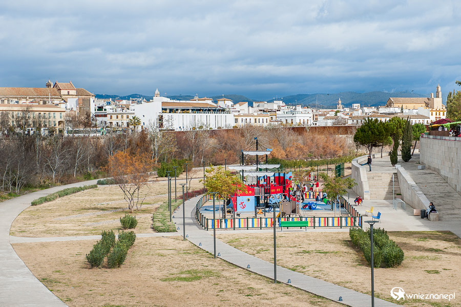 Kordoba. Po drugiej stronie rzeki. - foto: wnieznane.pl Kordoba. Po drugiej stronie rzeki. - foto: wnieznane.pl