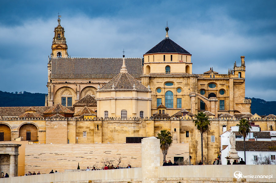 Kordoba. Widok na katedrę z drugiej strony rzeki. - foto: wnieznane.pl Kordoba. Widok na katedrę z drugiej strony rzeki. - foto: wnieznane.pl