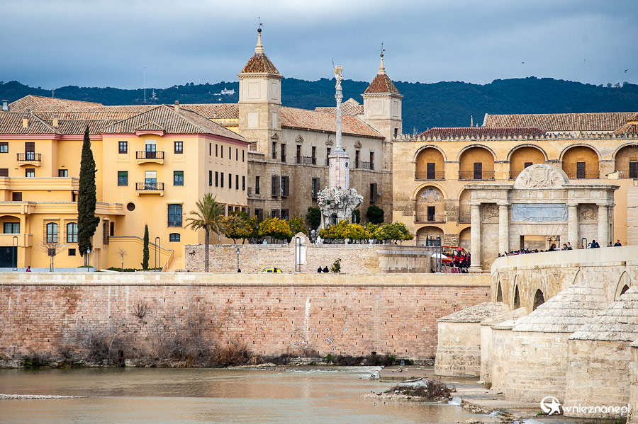 Kordoba. Plaza del Triunfo z posągiem triumfalnym. - foto: wnieznane.pl Kordoba. Plaza del Triunfo z posągiem triumfalnym. - foto: wnieznane.pl