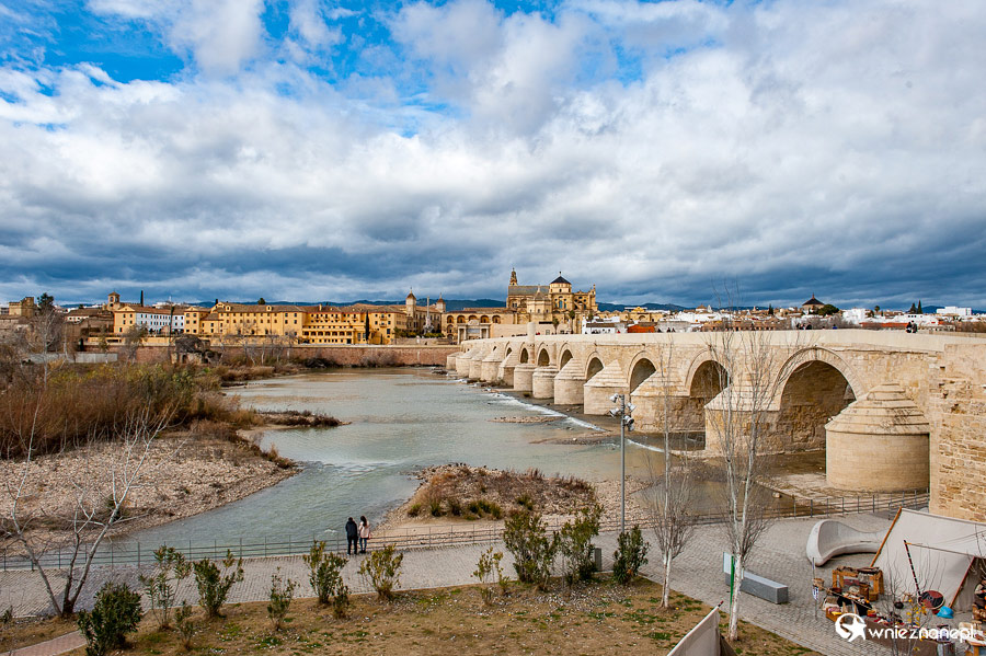 Kordoba. Zabytkowy pieszy most - Puente Romano. - foto: wnieznane.pl Kordoba. Zabytkowy pieszy most - Puente Romano. - foto: wnieznane.pl