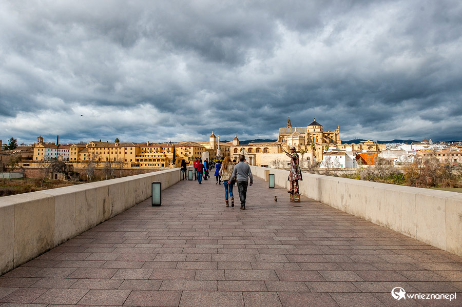 Kordoba. Zabytkowy pieszy most - Puente Romano. - foto: wnieznane.pl Kordoba. Zabytkowy pieszy most - Puente Romano. - foto: wnieznane.pl