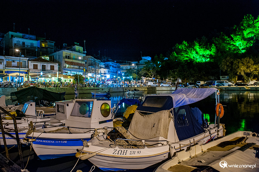Thassos. Miejscowość Limenaria oświetlona po zmroku. - foto: wnieznane.pl Thassos. Miejscowość Limenaria oświetlona po zmroku. - foto: wnieznane.pl