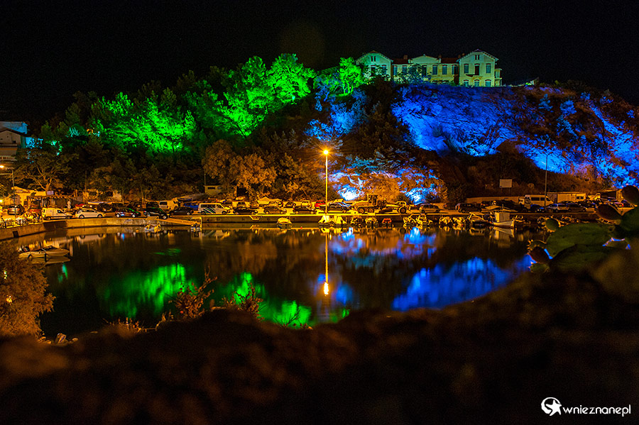 Thassos. Miejscowość Limenaria oświetlona po zmroku. - foto: wnieznane.pl Thassos. Miejscowość Limenaria oświetlona po zmroku. - foto: wnieznane.pl