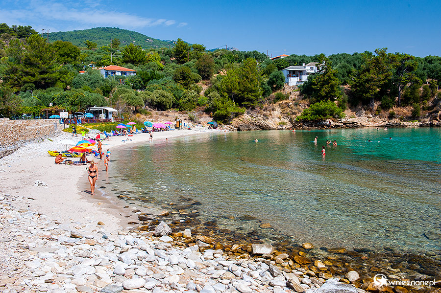 Thassos. Kamienista, wąska plaża w Aliki. - foto: wnieznane.pl Thassos. Kamienista, wąska plaża w Aliki. - foto: wnieznane.pl