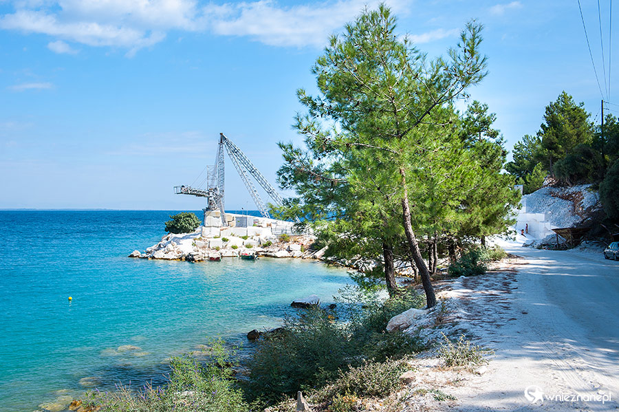 Thassos. Kopalnia marmuru przy plaży Porto Vathi. - foto: wnieznane.pl Thassos. Kopalnia marmuru przy plaży Porto Vathi. - foto: wnieznane.pl