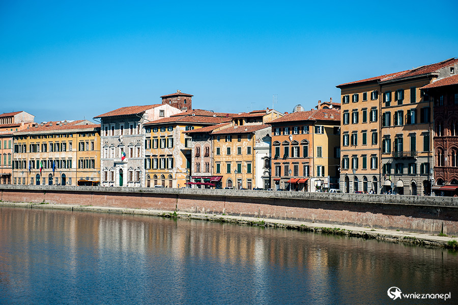 Piza. Kamienice wzdłuż rzeki Arno. - foto: wnieznane.pl Piza. Kamienice wzdłuż rzeki Arno. - foto: wnieznane.pl