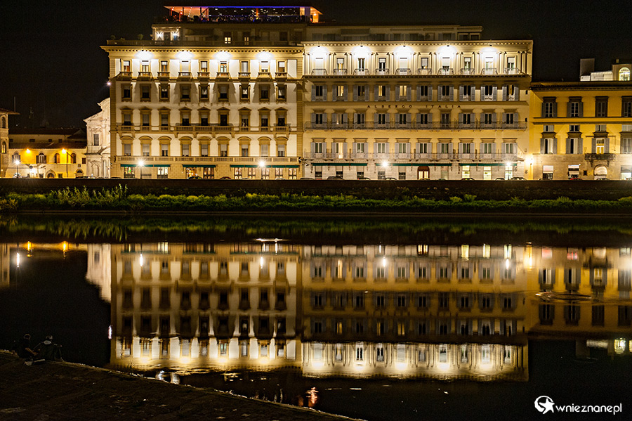 Florencja. Budynki przy rzece Arno nocą. - foto: wnieznane.pl Florencja. Budynki przy rzece Arno nocą. - foto: wnieznane.pl