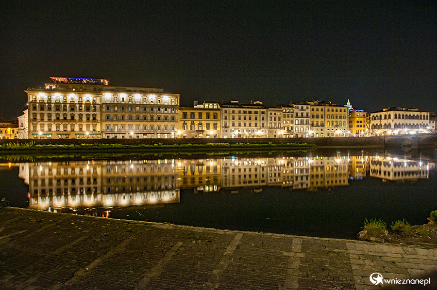 Florencja. Budynki przy rzece Arno nocą. - foto: wnieznane.pl Florencja. Budynki przy rzece Arno nocą. - foto: wnieznane.pl
