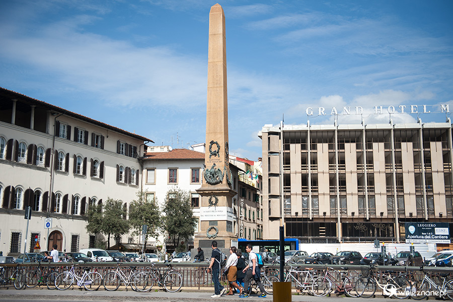 Florencja. Piazza dell'Unita italiana z obeliskiem poświęconym poległym w wojnie o niepodległość Włoch. - foto: wnieznane.pl Florencja. Piazza dell'Unita italiana z obeliskiem poświęconym poległym w wojnie o niepodległość Włoch. - foto: wnieznane.pl