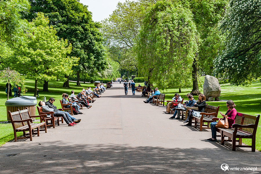 Edynburg. Relaks w ogrodach Princes Street Gardens. - foto: wnieznane.pl Edynburg. Relaks w ogrodach Princes Street Gardens. - foto: wnieznane.pl