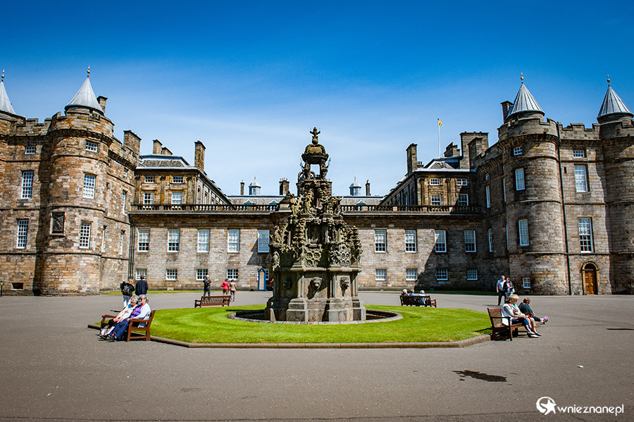 Edynburg. Na terenie Holyrood - pałac królewski. - foto: wnieznane.pl Edynburg. Na terenie Holyrood - pałac królewski. - foto: wnieznane.pl