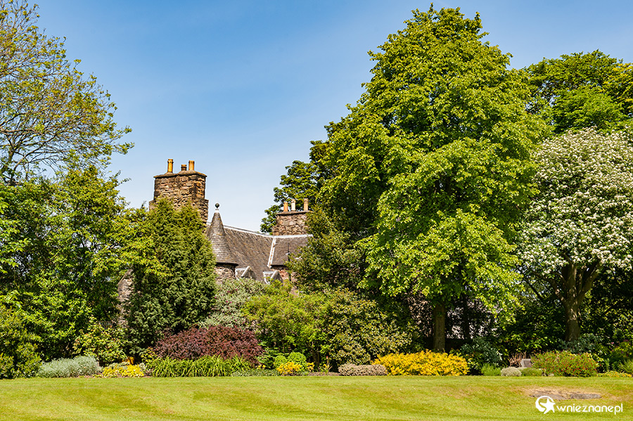 Edynburg. Na terenie Holyrood - ogrody królewskie. - foto: wnieznane.pl Edynburg. Na terenie Holyrood - ogrody królewskie. - foto: wnieznane.pl