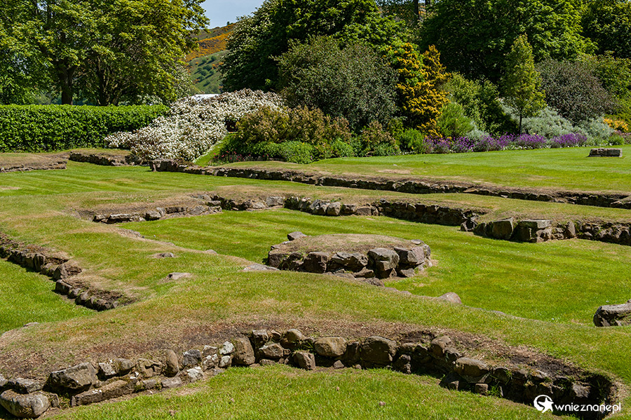 Edynburg. Na terenie Holyrood - ogrody królewskie. - foto: wnieznane.pl Edynburg. Na terenie Holyrood - ogrody królewskie. - foto: wnieznane.pl