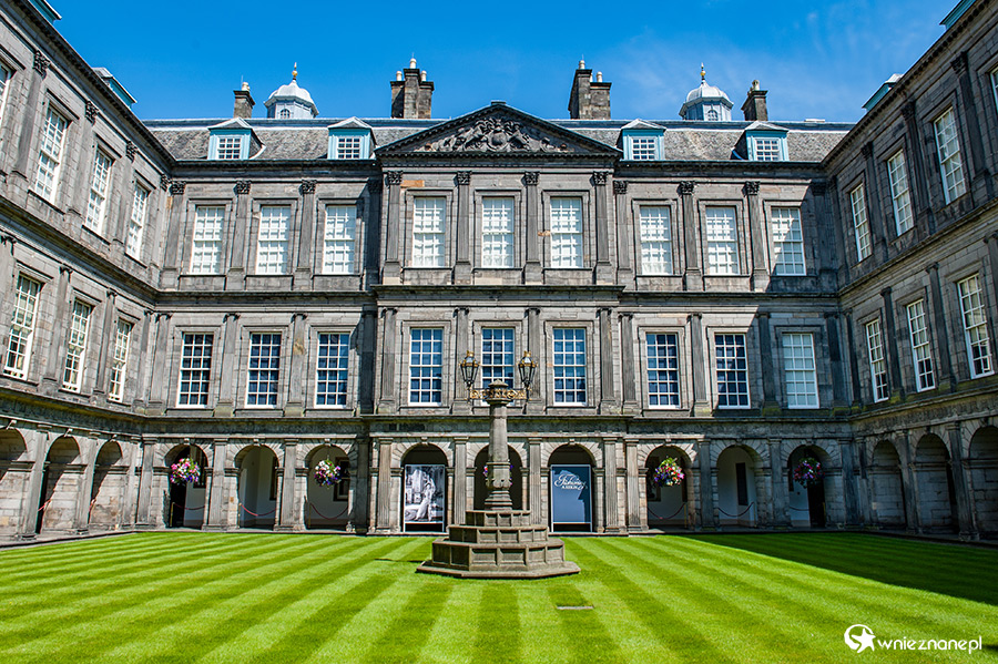 Edynburg. Na terenie Holyrood - pałac królewski. - foto: wnieznane.pl Edynburg. Na terenie Holyrood - pałac królewski. - foto: wnieznane.pl