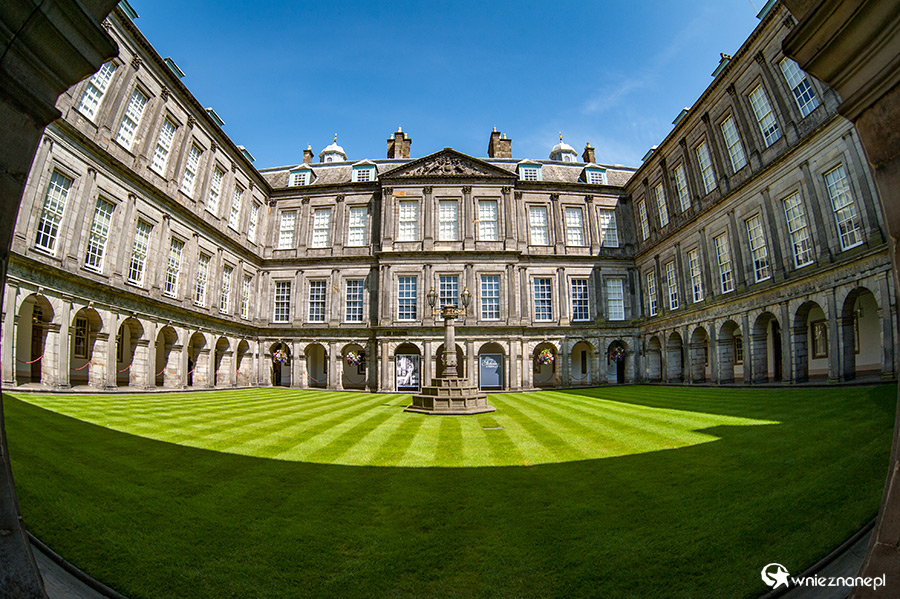 Edynburg. Na terenie Holyrood - pałac królewski. - foto: wnieznane.pl Edynburg. Na terenie Holyrood - pałac królewski. - foto: wnieznane.pl