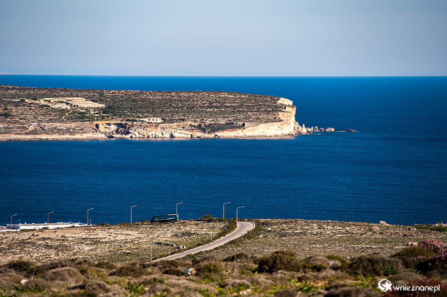 Malta. Dojazd do portu Cirkewwa, w tle Comino. - foto: wnieznane.pl Malta. Dojazd do portu Cirkewwa, w tle Comino. - foto: wnieznane.pl