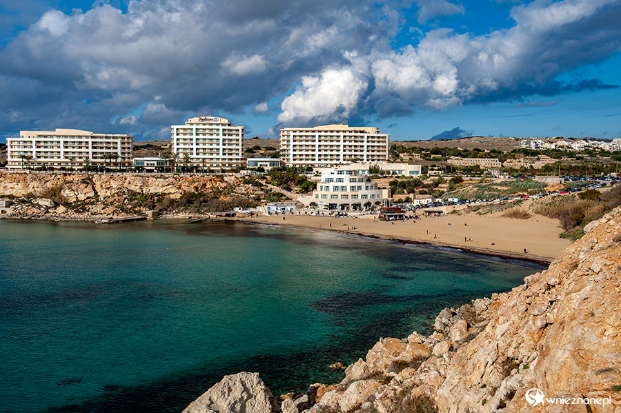 Malta. Widok z góry na piaszczystą plażę Golden Bay. - foto: wnieznane.pl Malta. Widok z góry na piaszczystą plażę Golden Bay. - foto: wnieznane.pl