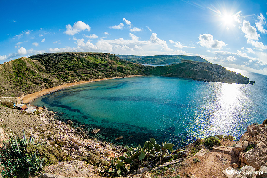 Malta. Widok na piaszczystą plażę Ghajn Tuffieha. - foto: wnieznane.pl Malta. Widok na piaszczystą plażę Ghajn Tuffieha. - foto: wnieznane.pl