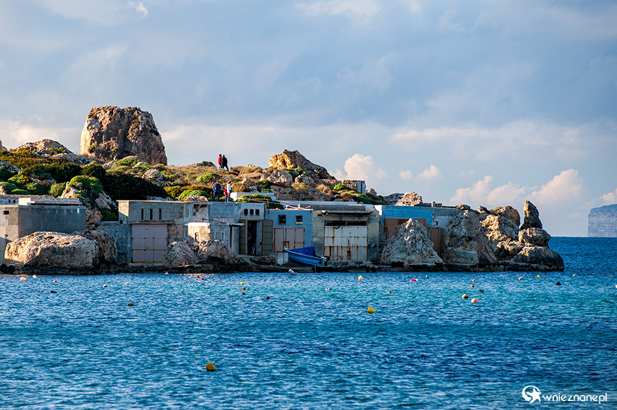 Malta. Hangary na łodzie przy Gnejna Bay. - foto: wnieznane.pl Malta. Hangary na łodzie przy Gnejna Bay. - foto: wnieznane.pl