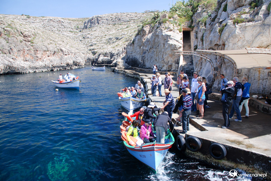 Malta. Łódki zabierają turystów do Blue Grotto. - foto: wnieznane.pl Malta. Łódki zabierają turystów do Blue Grotto. - foto: wnieznane.pl