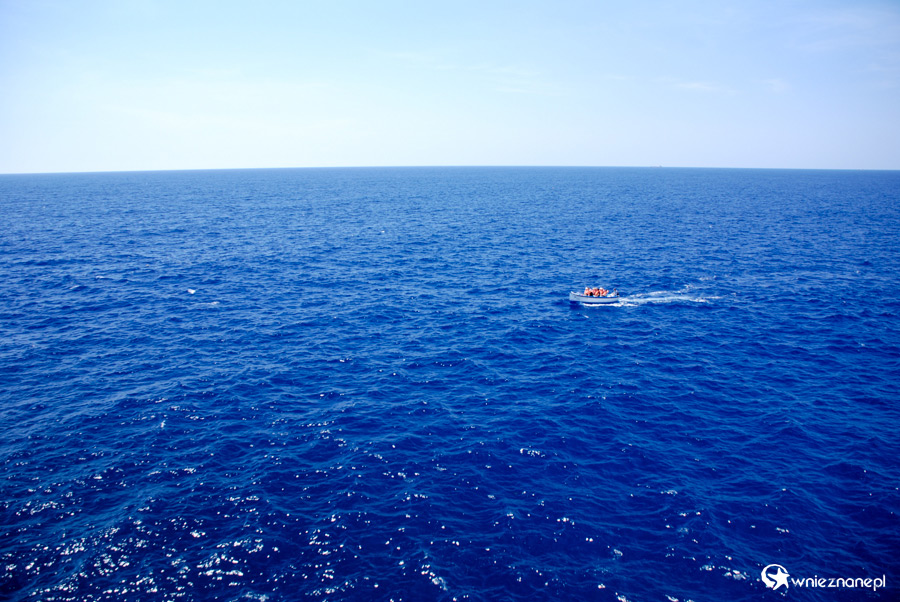 Malta. Łódka z turystami płynie do Blue Grotto. - foto: wnieznane.pl Malta. Łódka z turystami płynie do Blue Grotto. - foto: wnieznane.pl
