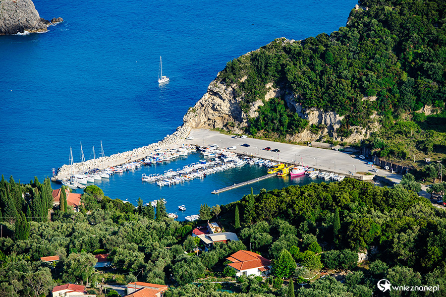 Korfu. Panorama wybrzeża i Paleokastritsy widziana z Lakones. - foto: wnieznane.pl Korfu. Panorama wybrzeża i Paleokastritsy widziana z Lakones. - foto: wnieznane.pl