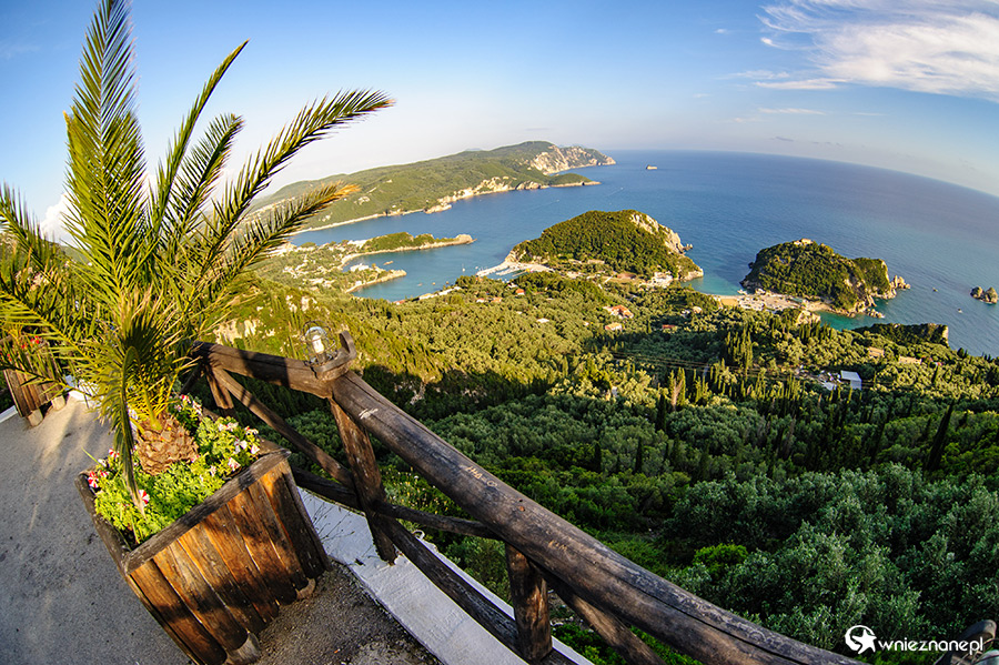Korfu. Panorama wybrzeża i Paleokastritsy widziana z Lakones. - foto: wnieznane.pl Korfu. Panorama wybrzeża i Paleokastritsy widziana z Lakones. - foto: wnieznane.pl