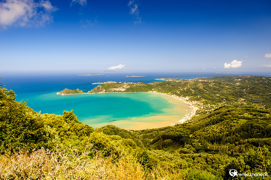 Korfu. Długa piaszczysta plaża w Agios Georgios. - foto: wnieznane.pl Korfu. Długa piaszczysta plaża w Agios Georgios. - foto: wnieznane.pl