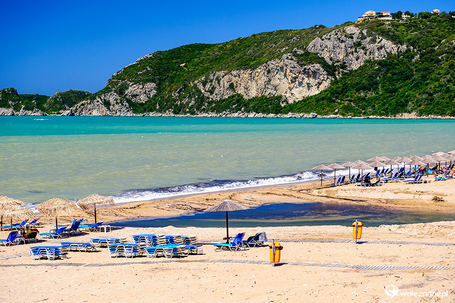 Korfu. Długa piaszczysta plaża w Agios Georgios. - foto: wnieznane.pl Korfu. Długa piaszczysta plaża w Agios Georgios. - foto: wnieznane.pl