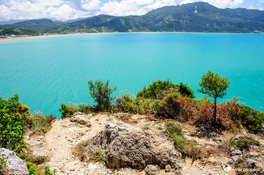 Korfu. Droga na plaże Porto Timoni niedaleko Afionas. - foto: wnieznane.pl Korfu. Droga na plaże Porto Timoni niedaleko Afionas. - foto: wnieznane.pl