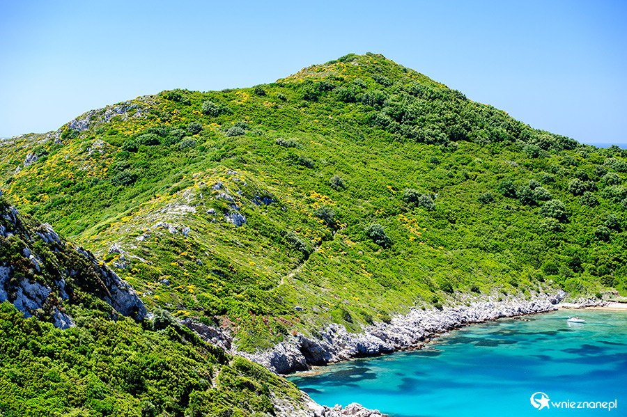 Korfu. Droga na plaże Porto Timoni niedaleko Afionas. - foto: wnieznane.pl Korfu. Droga na plaże Porto Timoni niedaleko Afionas. - foto: wnieznane.pl