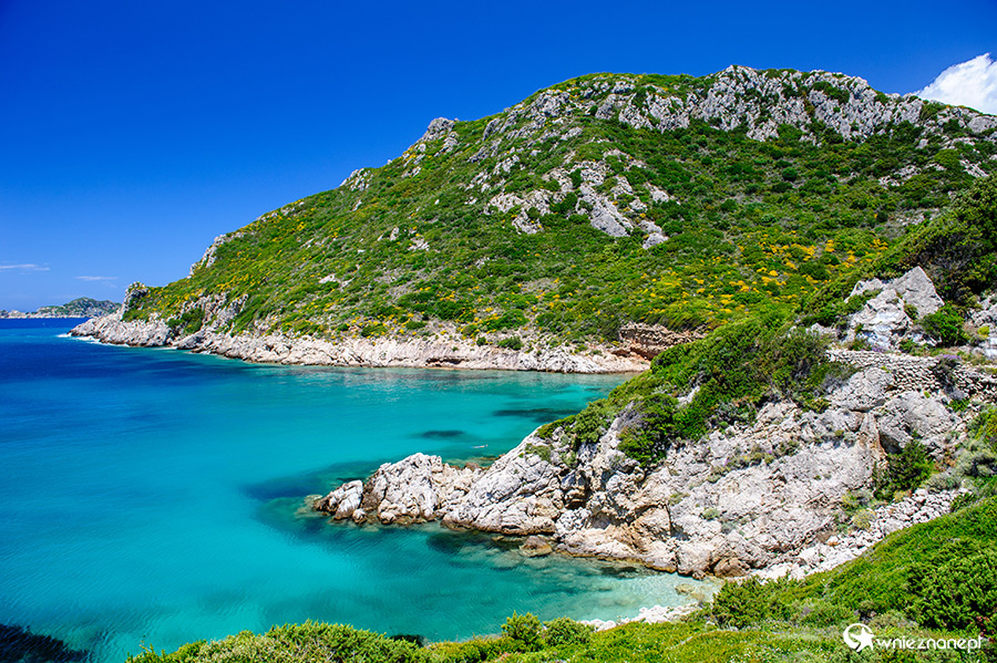 Korfu. Zatoczki niedaleko Afionas. - foto: wnieznane.pl Korfu. Zatoczki niedaleko Afionas. - foto: wnieznane.pl