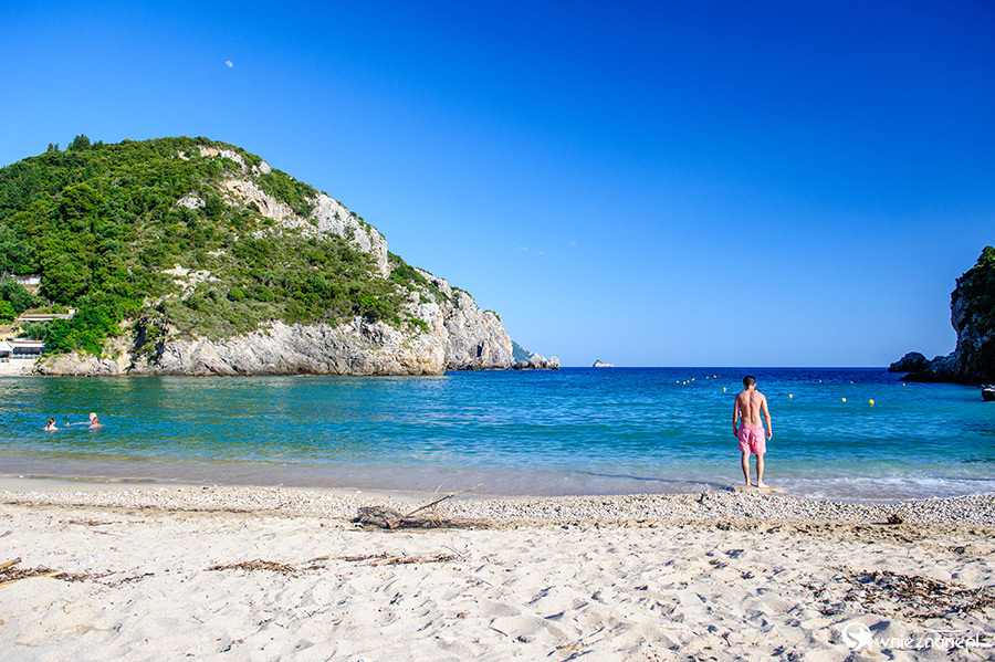 Korfu. Główna plaża w miejscowości Paleokastritsa. - foto: wnieznane.pl Korfu. Główna plaża w miejscowości Paleokastritsa. - foto: wnieznane.pl