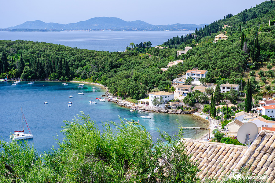 Korfu. W drodze do Kassiopi - widok na miejscowość Kalami. - foto: wnieznane.pl Korfu. W drodze do Kassiopi - widok na miejscowość Kalami. - foto: wnieznane.pl
