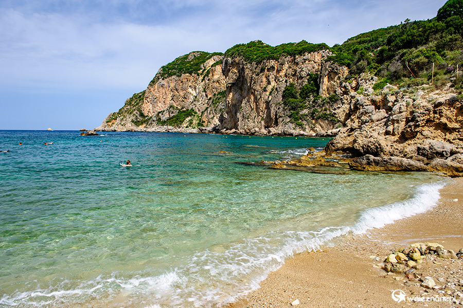 Korfu. Plaża Agios Petros w miejscowości Paleokastritsa. Za skałami plaża Ampelaki. - foto: wnieznane.pl Korfu. Plaża Agios Petros w miejscowości Paleokastritsa. Za skałami plaża Ampelaki. - foto: wnieznane.pl