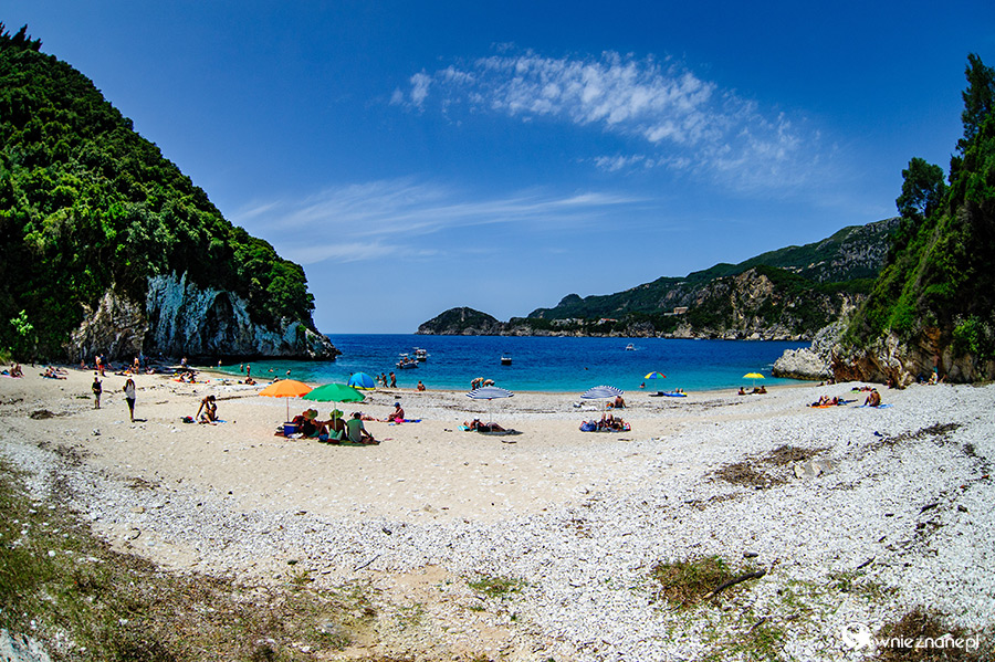 Korfu. Plaża Rovinia niedaleko Liapades. - foto: wnieznane.pl Korfu. Plaża Rovinia niedaleko Liapades. - foto: wnieznane.pl