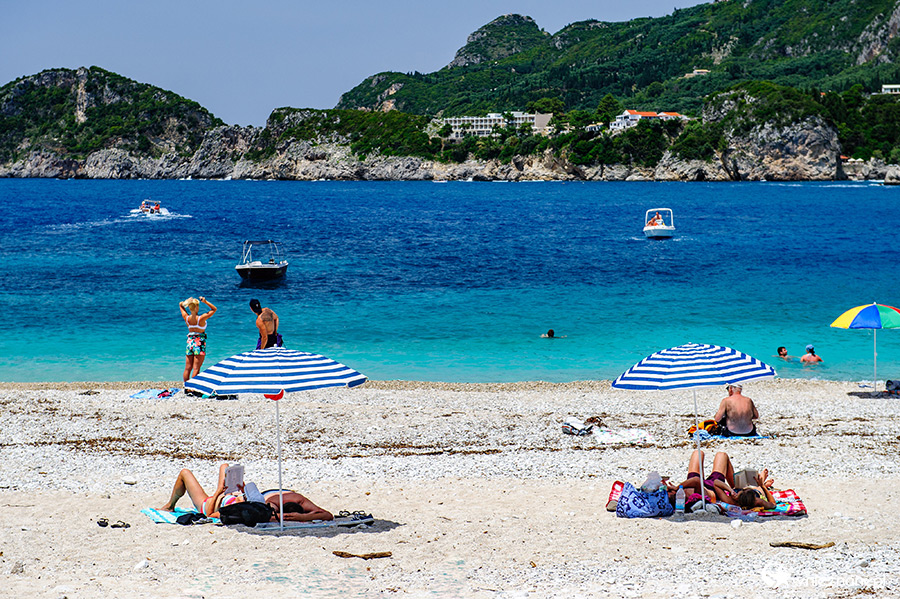 Korfu. Plaża Rovinia niedaleko Liapades. - foto: wnieznane.pl Korfu. Plaża Rovinia niedaleko Liapades. - foto: wnieznane.pl