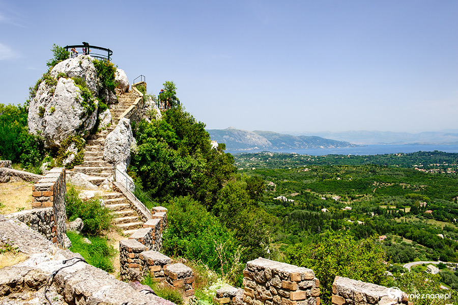 Korfu. Widok na wyspę z Tronu Kaisera (Kaiser`s Throne). - foto: wnieznane.pl Korfu. Widok na wyspę z Tronu Kaisera (Kaiser`s Throne). - foto: wnieznane.pl