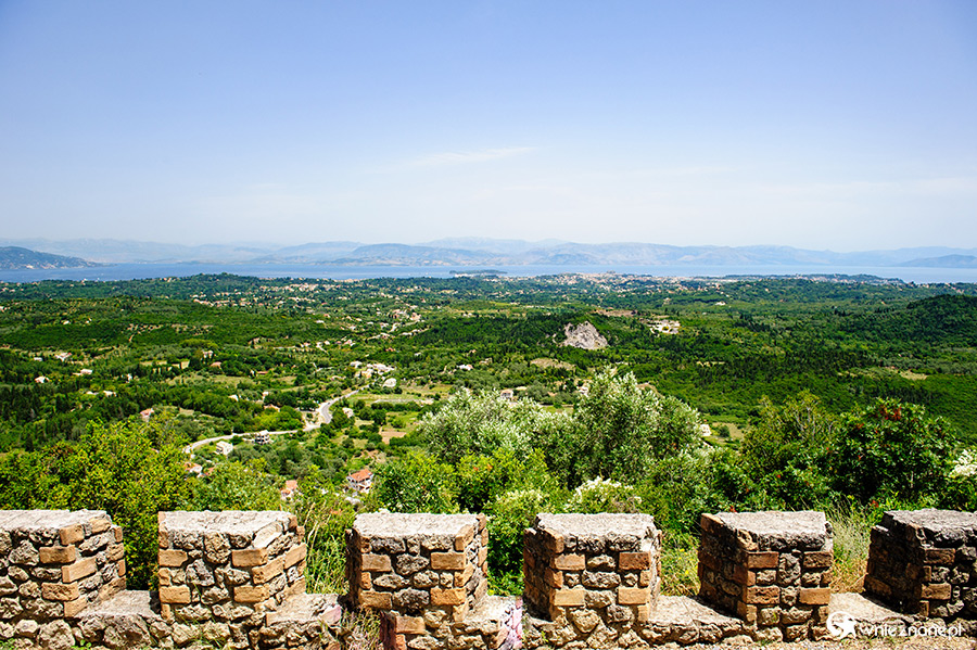 Korfu. Widok na wyspę z Tronu Kaisera (Kaiser`s Throne). - foto: wnieznane.pl Korfu. Widok na wyspę z Tronu Kaisera (Kaiser`s Throne). - foto: wnieznane.pl