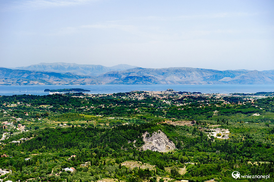 Korfu. Widok na wyspę z Tronu Kaisera (Kaiser`s Throne). W tle Albania. - foto: wnieznane.pl Korfu. Widok na wyspę z Tronu Kaisera (Kaiser`s Throne). W tle Albania. - foto: wnieznane.pl