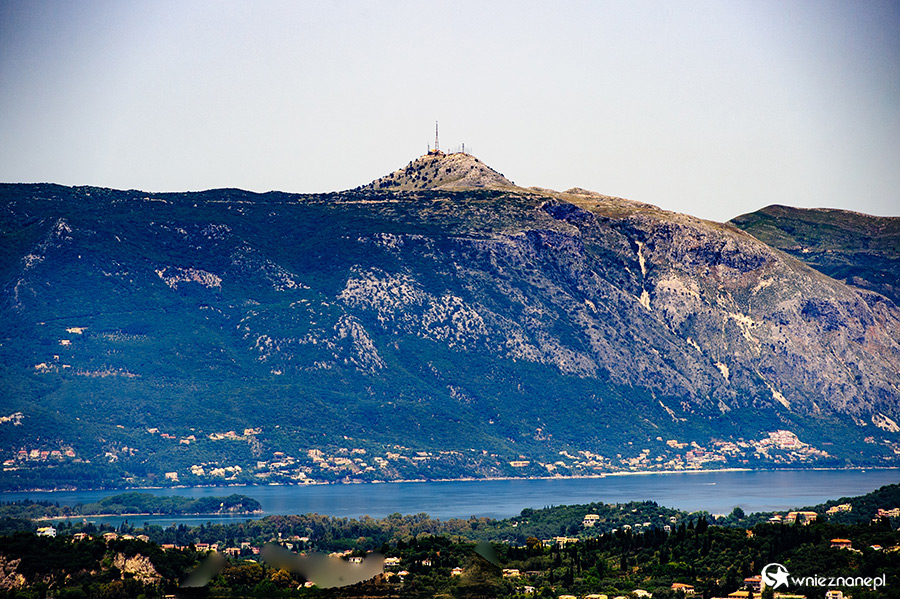 Korfu. Widok na wyspę z Tronu Kaisera (Kaiser`s Throne). W tle Pantokrator - najwyższy szczyt Korfu. - foto: wnieznane.pl Korfu. Widok na wyspę z Tronu Kaisera (Kaiser`s Throne). W tle Pantokrator - najwyższy szczyt Korfu. - foto: wnieznane.pl