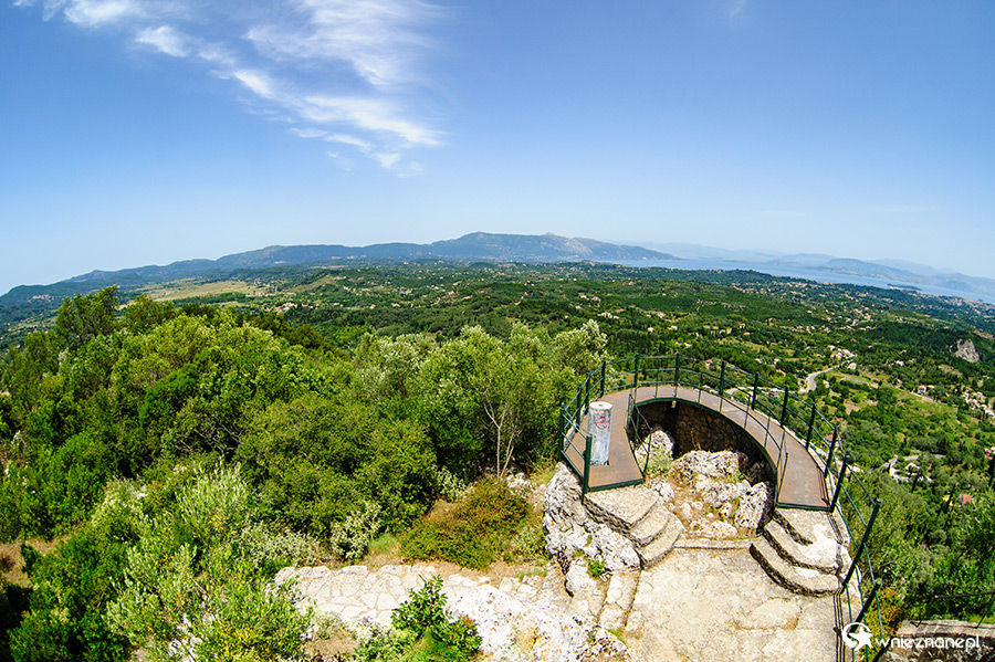 Korfu. Widok na wyspę z Tronu Kaisera (Kaiser`s Throne). - foto: wnieznane.pl Korfu. Widok na wyspę z Tronu Kaisera (Kaiser`s Throne). - foto: wnieznane.pl