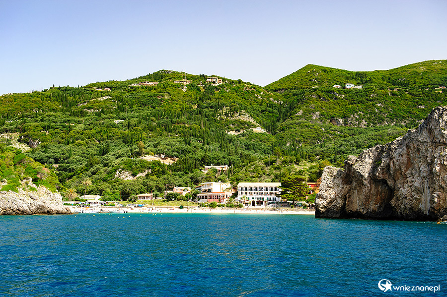 Korfu. Rejs wzdłuż wybrzeża w miejscowości Paleokastritsa. - foto: wnieznane.pl Korfu. Rejs wzdłuż wybrzeża w miejscowości Paleokastritsa. - foto: wnieznane.pl