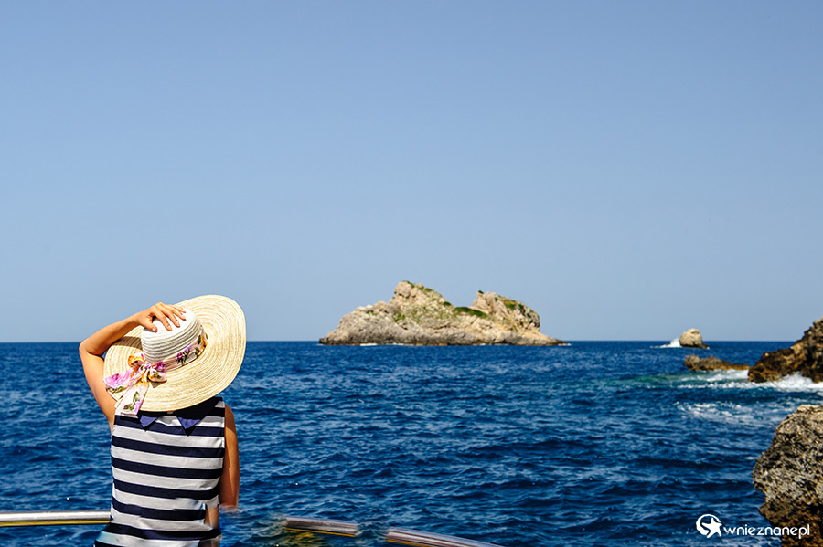 Korfu. Rejs wzdłuż wybrzeża w miejscowości Paleokastritsa. - foto: wnieznane.pl Korfu. Rejs wzdłuż wybrzeża w miejscowości Paleokastritsa. - foto: wnieznane.pl