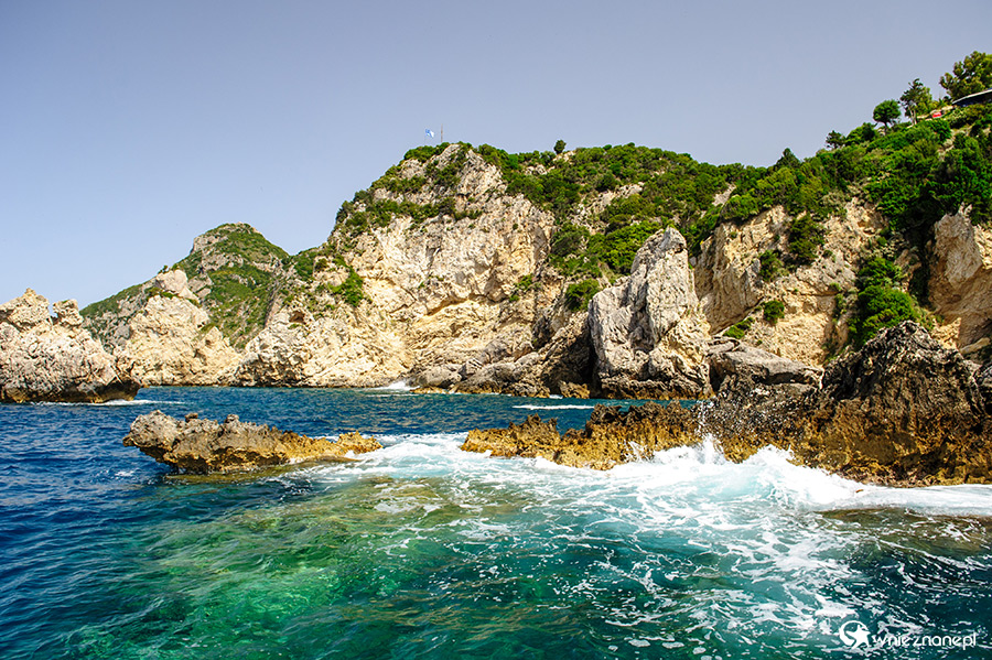 Korfu. Rejs wzdłuż wybrzeża w miejscowości Paleokastritsa. - foto: wnieznane.pl Korfu. Rejs wzdłuż wybrzeża w miejscowości Paleokastritsa. - foto: wnieznane.pl